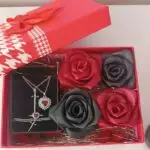 باکس هدیه ولنتاین گل ربانی و ست قلب و شمشیر