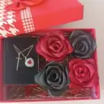 باکس هدیه ولنتاین گل ربانی و ست قلب و شمشیر