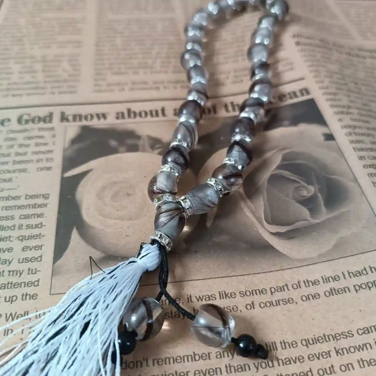 تسبیح زلف یار از نمای نزدیک