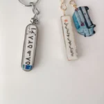 جاکلیدی پلاک ماشین وصل شده به زنجیر مانکن ماشین به اندازه واقعی جاکلیدی