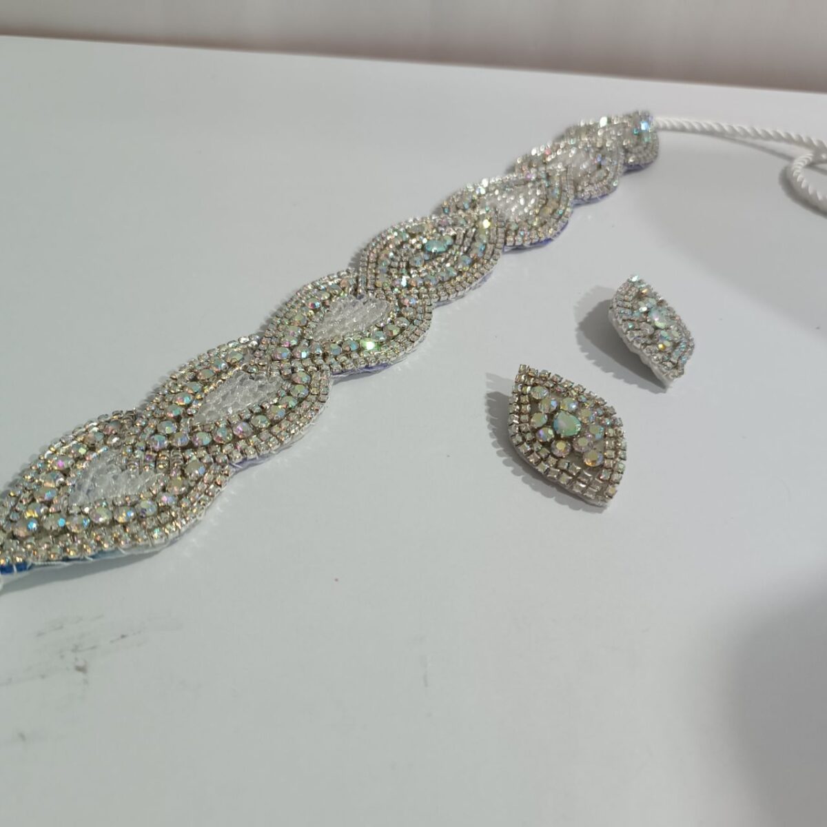 ست کمربند و سرآستین سفید هدیه ای خواص (کمی باریک و دراز)