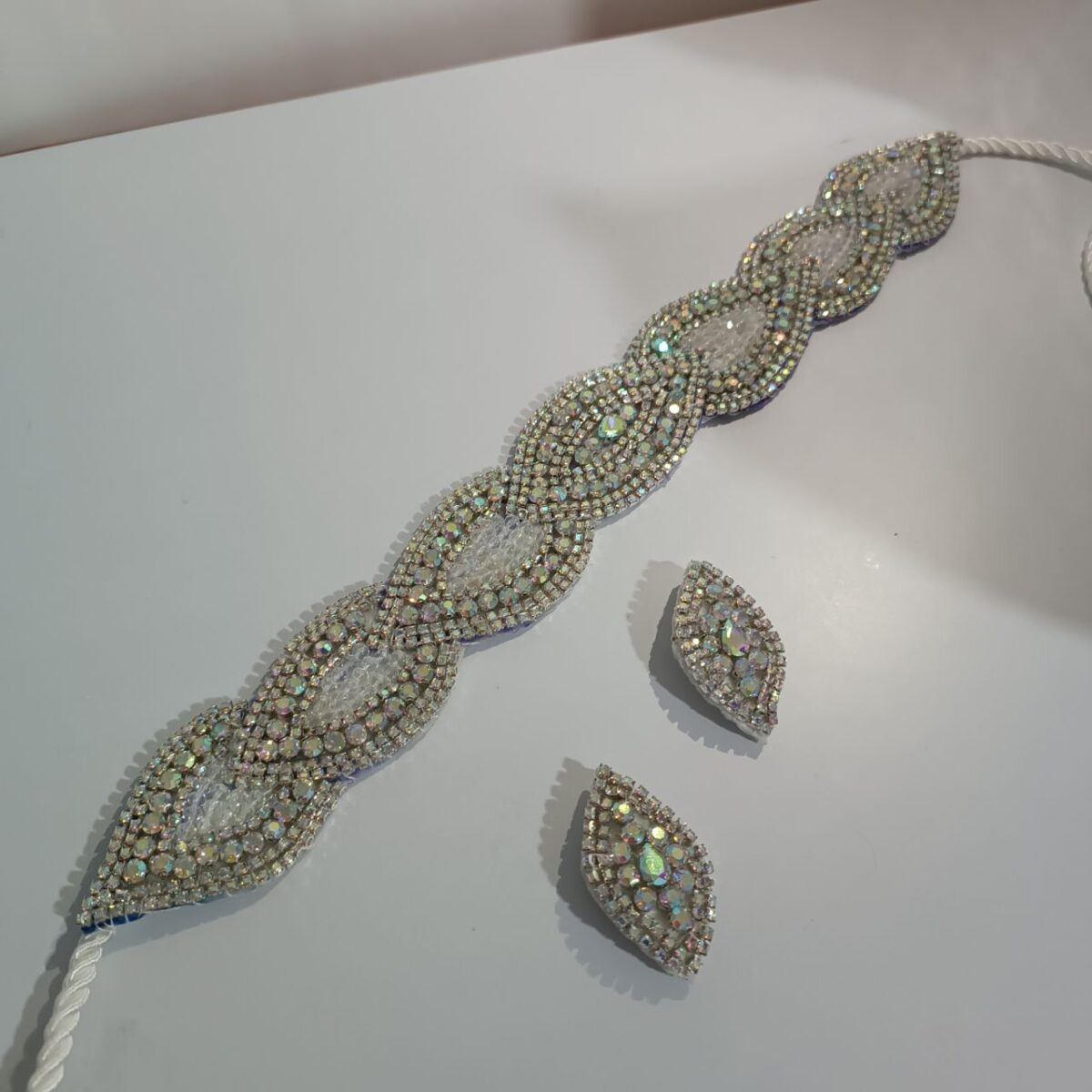 ست کمربند و سرآستین سفید زیباو دوستداشتی (کمی باریک و دراز)