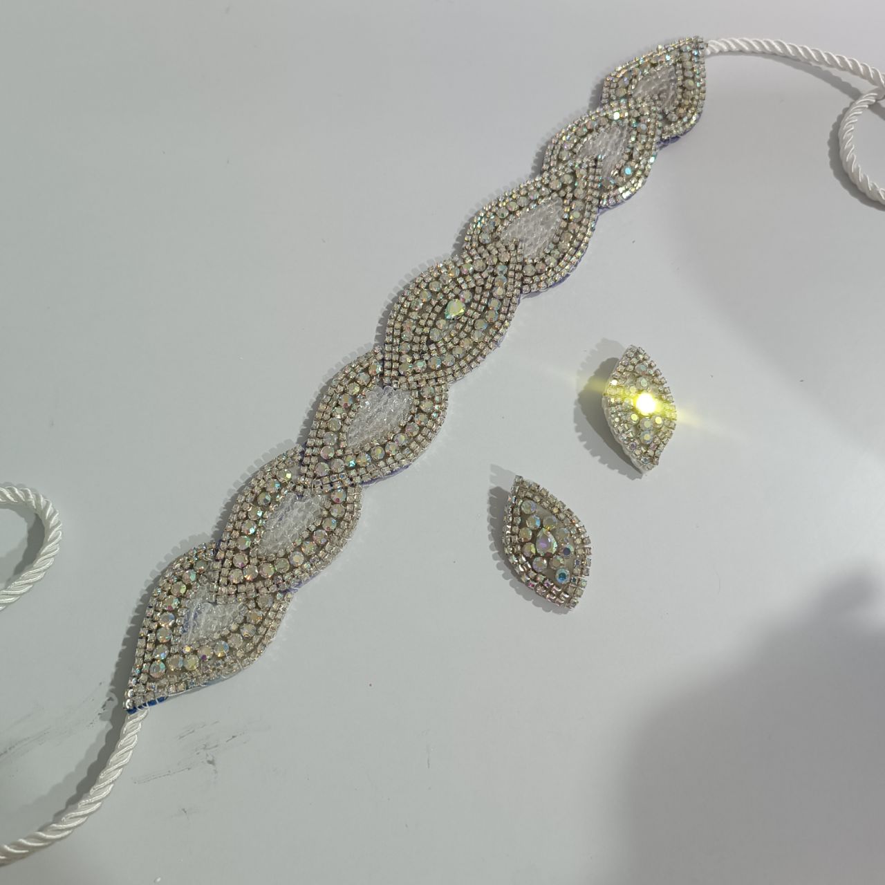 photo1743408013 ست کمربند و سرآستین سفید (کمی باریک و دراز)