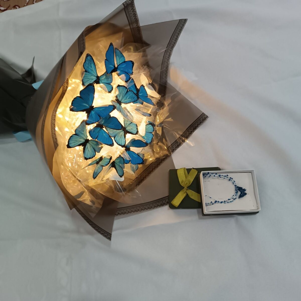 پروانه‌های نورانی روی گل‌های زیبا