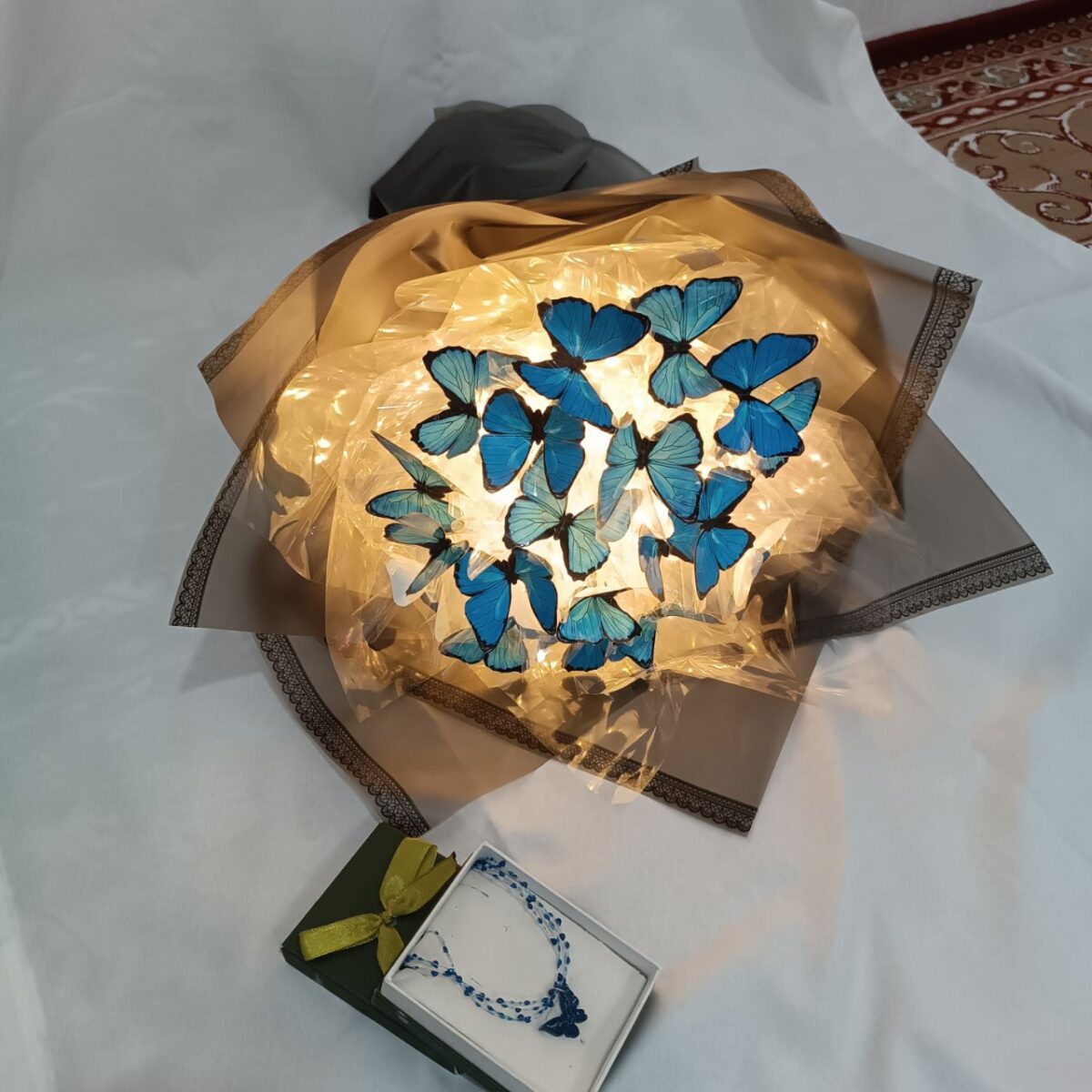 گل‌های شب‌تاب در میان پروانه‌های رنگی