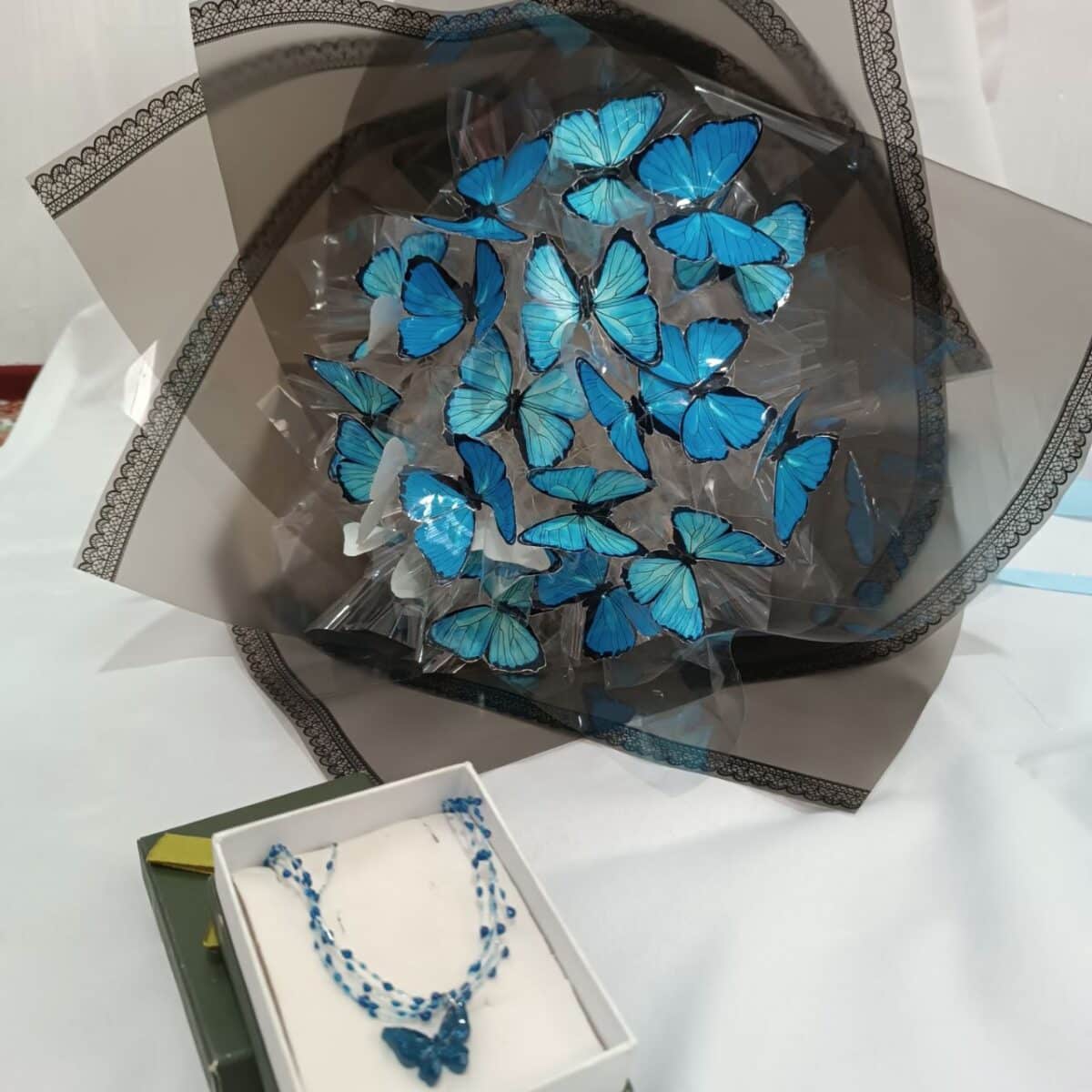 له‌ای نورانی در کنار دسته‌گل پروانه‌ای