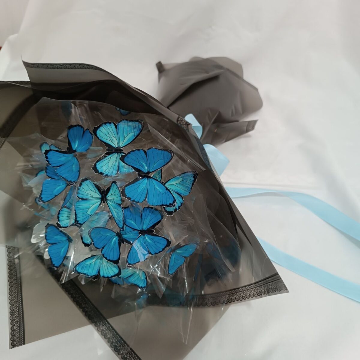 گل‌های فانتزی با پروانه‌هایی نورانی