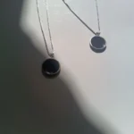 تغییر رنگ رزین حرارتی در گردنبند نورژین با تماس حرارتی