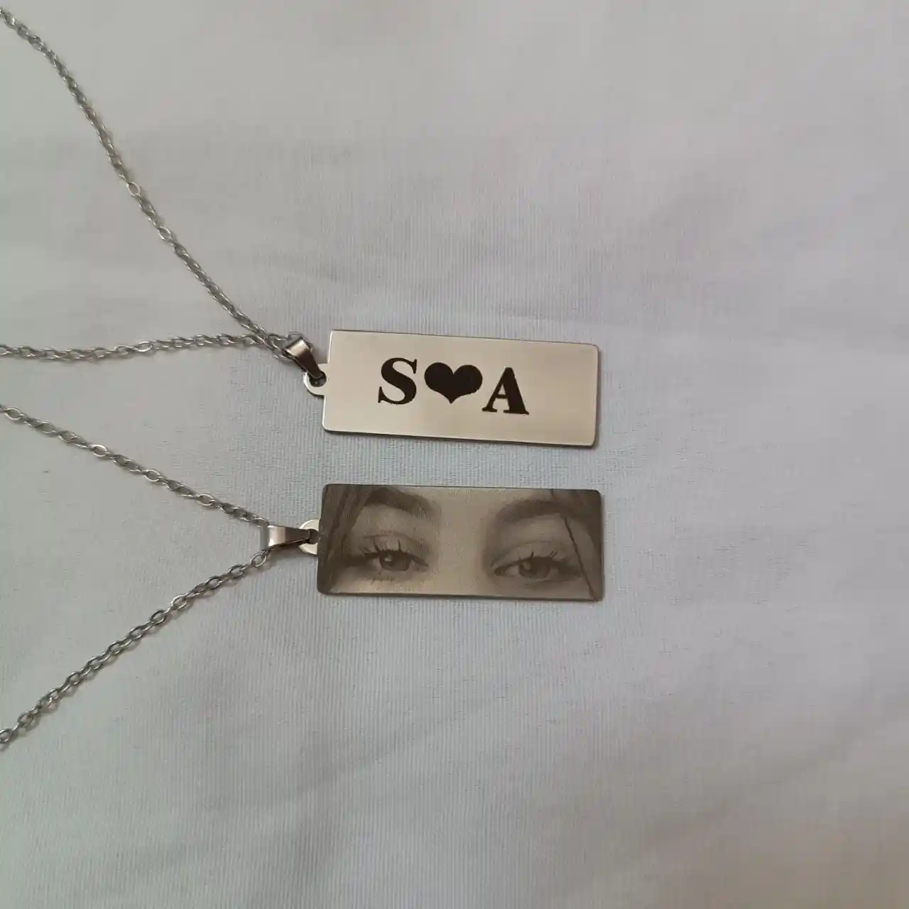 گردنبند استیل با حکاکی چشم در نورژین گردنبند استیل چشم یار